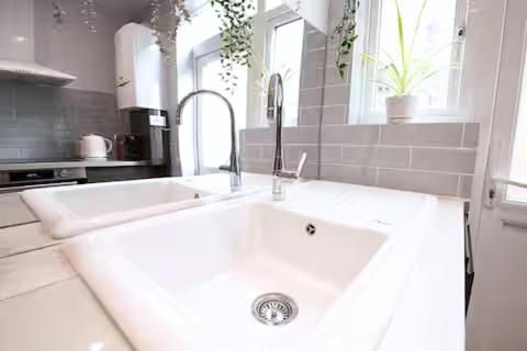 Victorian 2Br Apartment, King Beds, Fast Wifi, Near Shops, Cafes & Transport, E17 ロンドン エクステリア 写真